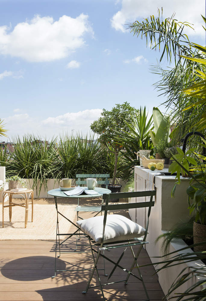 Terraza con mesita y sillas y plantas